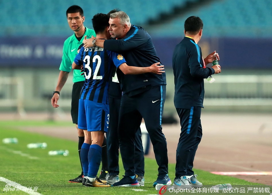 央视专访“熊大”奥拉罗尤，注重细节，亲自为李昂修钉鞋！