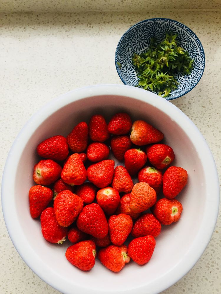 草莓酱要熬好了酸甜可口好吃,酸甜可口的草莓酱