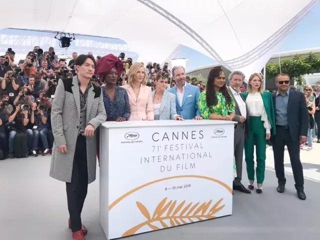 戛纳特供|《人尽皆知》:确认过眼神,没遇上对的人