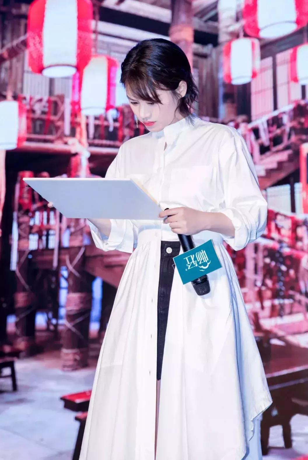 今年流行穿裤子还是裙子呢,今年流行裤子裙子一起穿