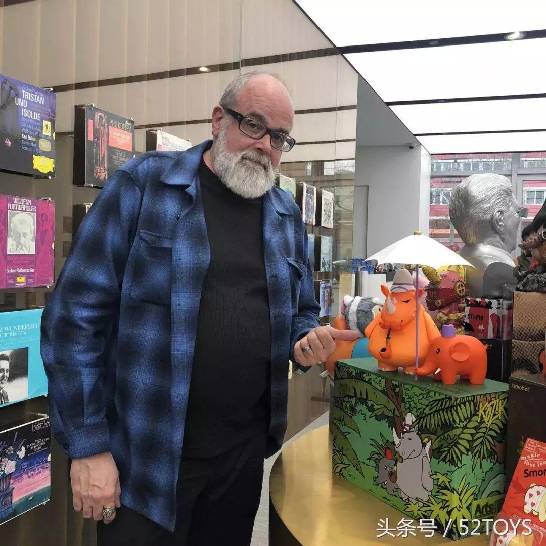 今天我们与Kidrobot主理人FrankKozik先生聊了聊