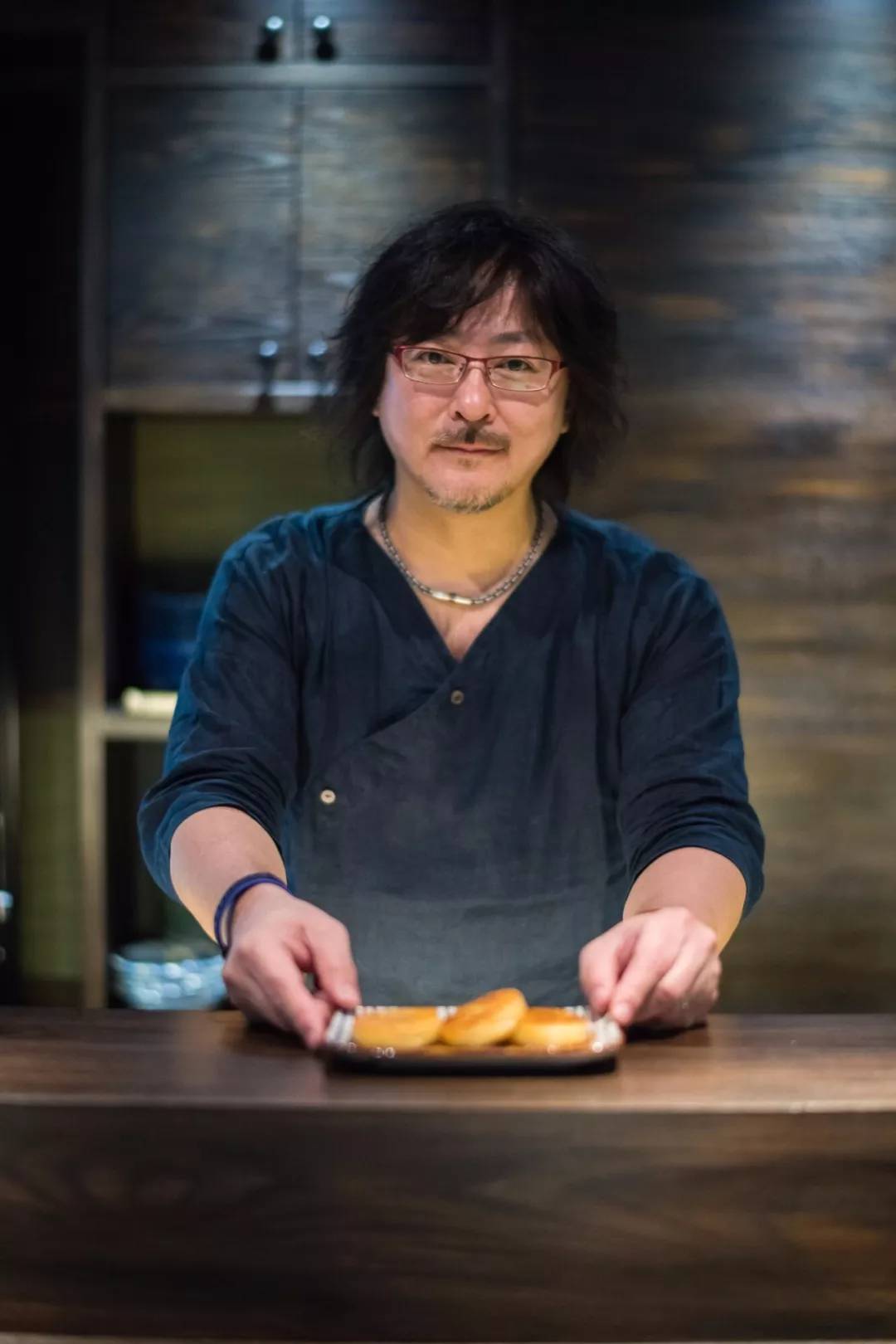 别再长胖了，否则你连这家店的门都挤不进去！