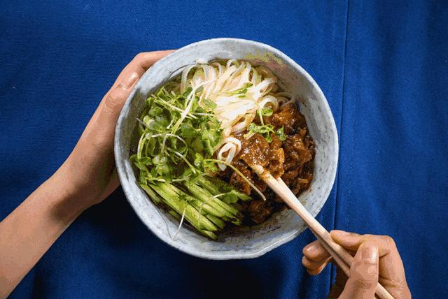 别再长胖了，否则你连这家店的门都挤不进去！