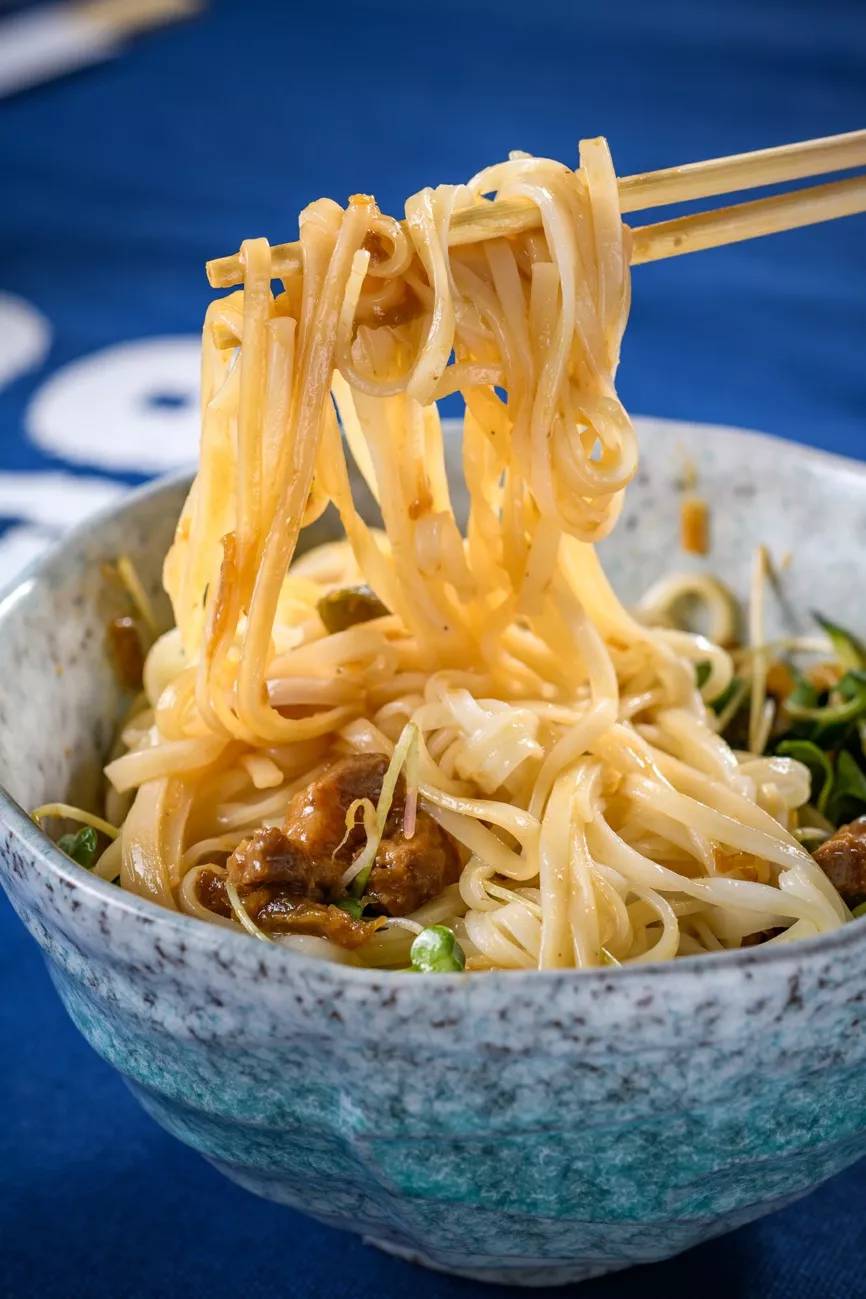 别再长胖了，否则你连这家店的门都挤不进去！