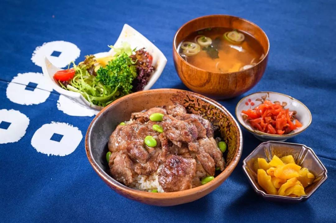 别再长胖了，否则你连这家店的门都挤不进去！