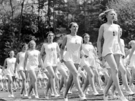 世界各国对待战俘的方式是怎样的,美国大兵对待日本俘虏