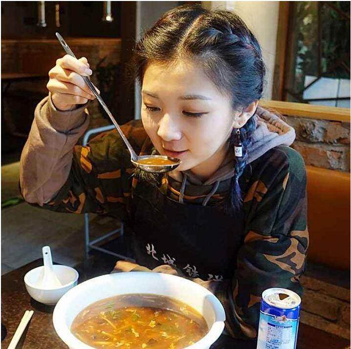 *牙虎**四大吃播，小猪猪特能吃入驻三天成为美食区人气第一！