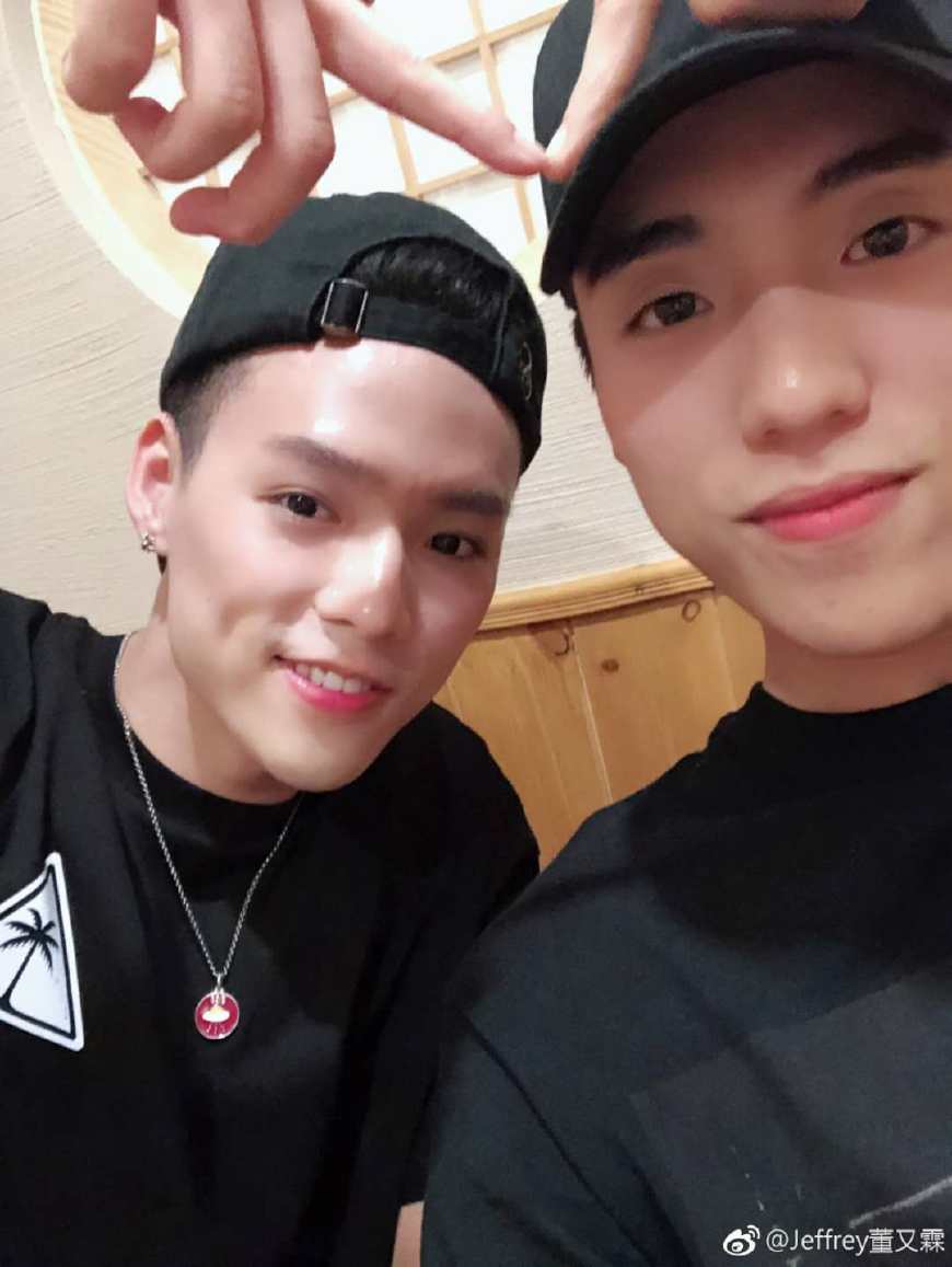 姜丹尼尔和蔡徐坤谁更火,最新比心手势男士