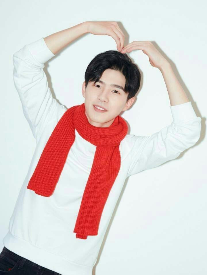 姜丹尼尔和蔡徐坤谁更火,最新比心手势男士