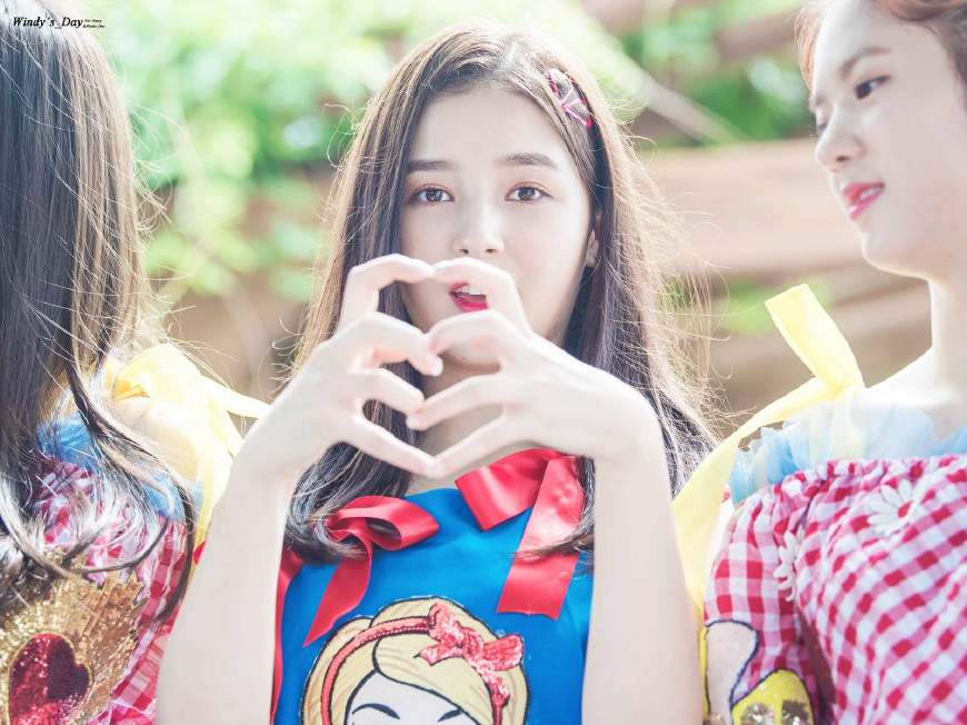 姜丹尼尔和蔡徐坤谁更火,最新比心手势男士