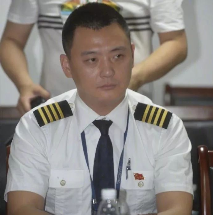 关注｜川航机长首次露面，亲述“空中浩劫”惊魂经历：副机长半个身子被吸出窗外、温度骤降外加强风力袭击……