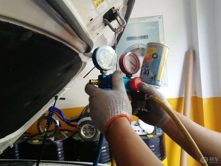 夏天汽车空调不够冷怎么办,汽车空调加冷媒的方法与技巧