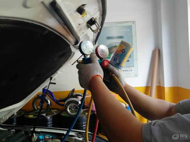 夏天汽车空调不够冷怎么办,汽车空调加冷媒的方法与技巧