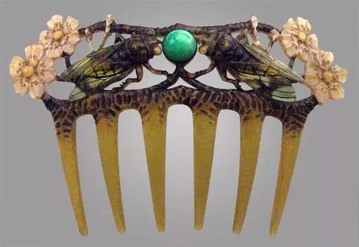 足下蹑丝履头上玳瑁光是什么意思,足下蹑丝履头上玳瑁光腰若流纨素