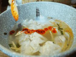 这家馄饨店吃起脆感十足,烧麦小笼包馄饨生煎