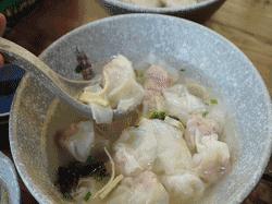 这家馄饨店吃起脆感十足,烧麦小笼包馄饨生煎