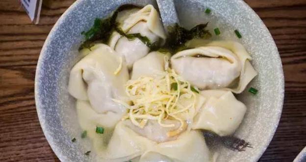 这家馄饨店吃起脆感十足,烧麦小笼包馄饨生煎