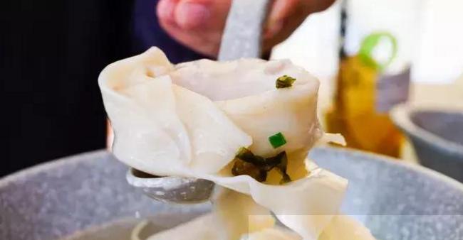 这家馄饨店吃起脆感十足,烧麦小笼包馄饨生煎