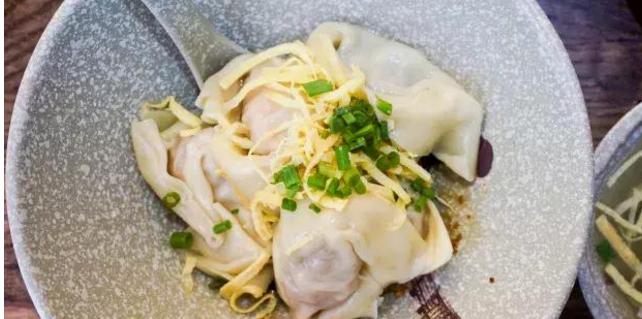 这家馄饨店吃起脆感十足,烧麦小笼包馄饨生煎