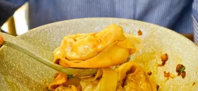 这家馄饨店吃起脆感十足,烧麦小笼包馄饨生煎