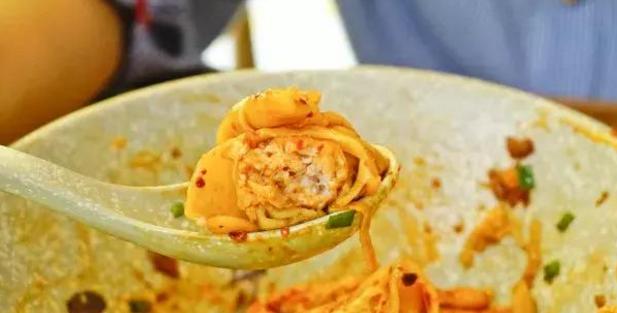 这家馄饨店吃起脆感十足,烧麦小笼包馄饨生煎