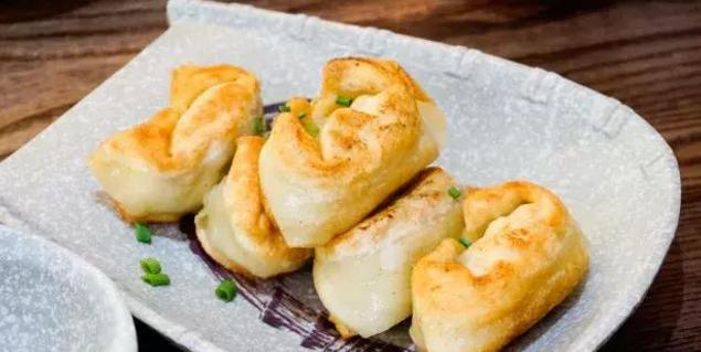 这家馄饨店吃起脆感十足,烧麦小笼包馄饨生煎