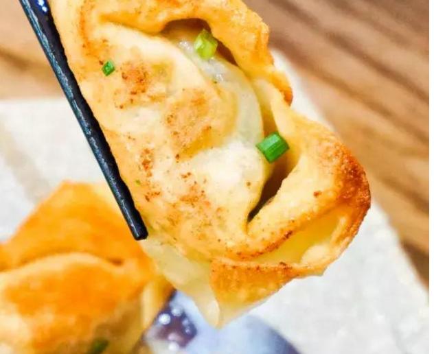 这家馄饨店吃起脆感十足,烧麦小笼包馄饨生煎