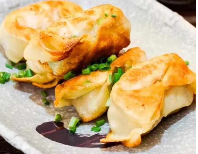 这家馄饨店吃起脆感十足,烧麦小笼包馄饨生煎