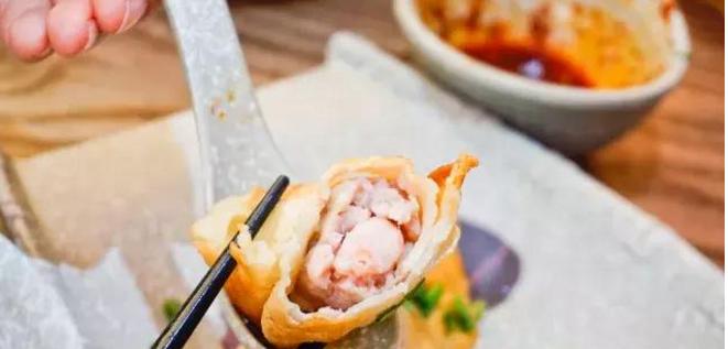这家馄饨店吃起脆感十足,烧麦小笼包馄饨生煎