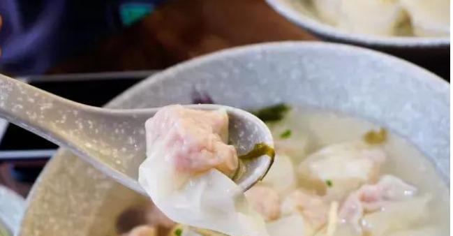 这家馄饨店吃起脆感十足,烧麦小笼包馄饨生煎