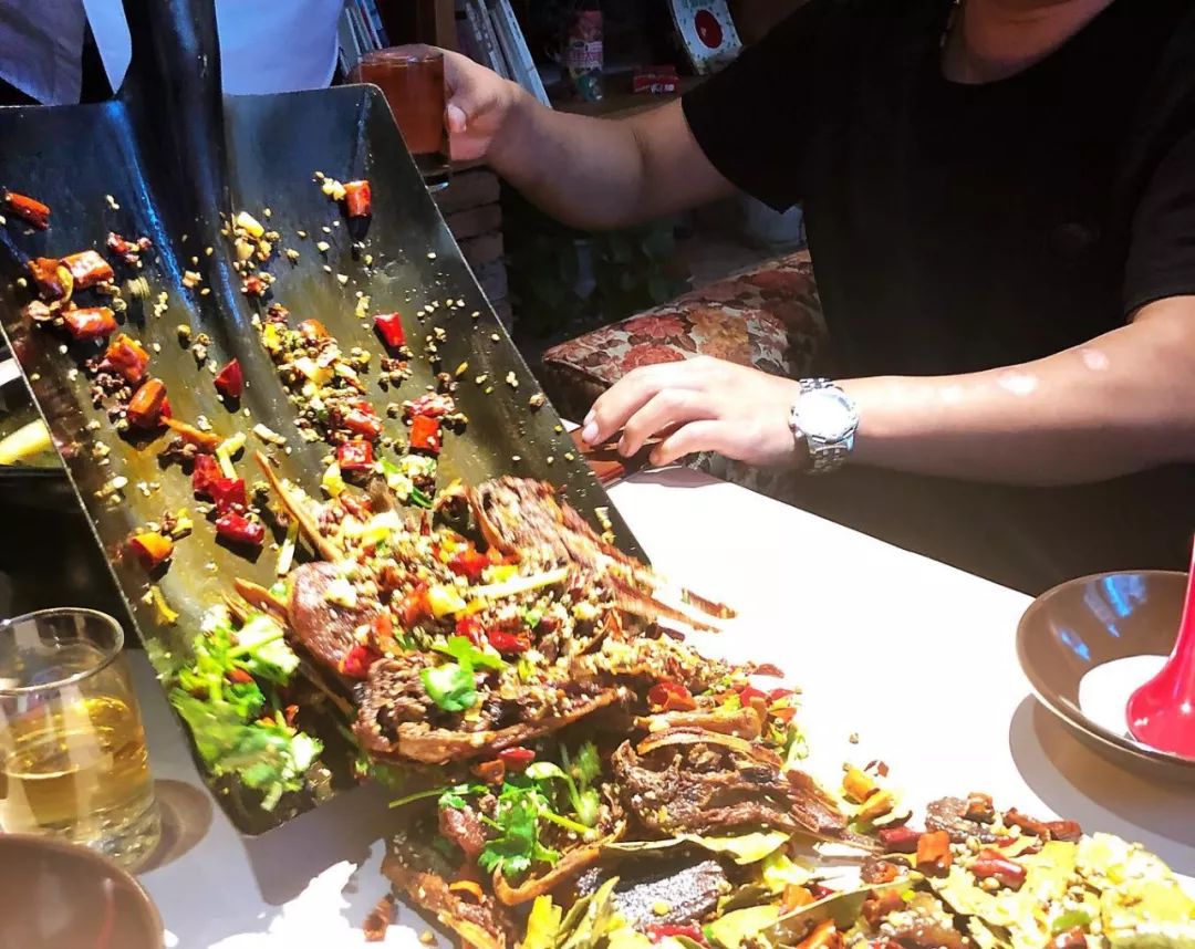 铁锹上菜,用铁锨上菜的饭店天津