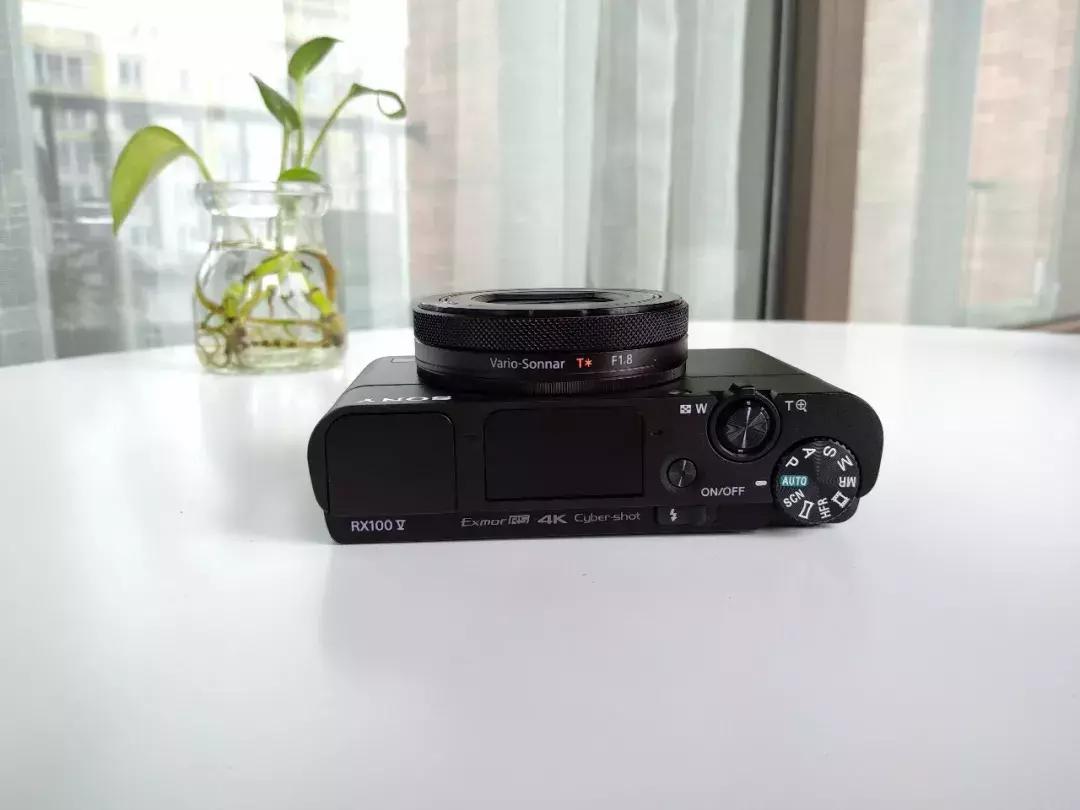 索尼黑卡rx100一代支持几倍变焦,索尼黑卡rx100m7现价2021