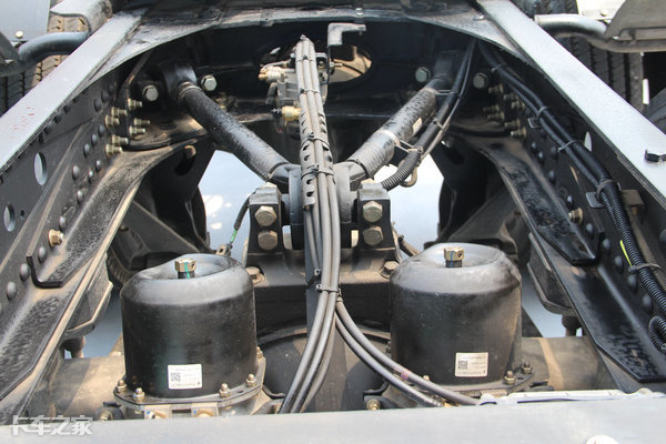 13升430马力LNG发动机，这台天然气重卡的驾驶室也能拉窗帘