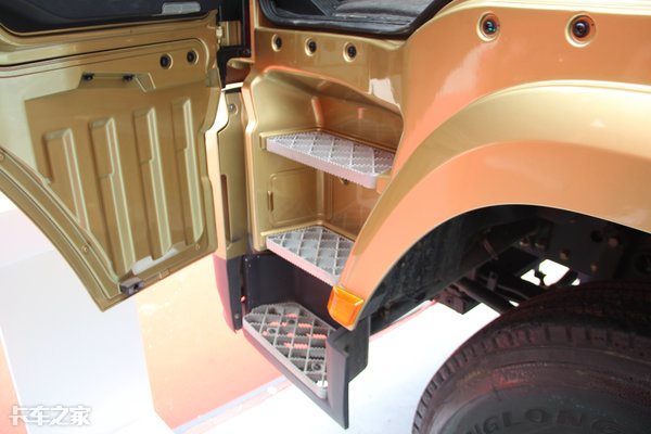 13升430马力LNG发动机，这台天然气重卡的驾驶室也能拉窗帘