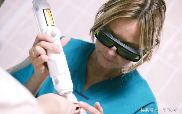 脸上有斑斑点点晒斑,怎么预防脸上起斑斑点点