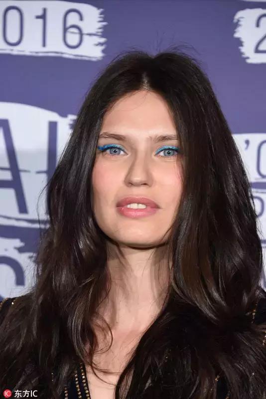 怎么才可以把眼影画的那么好看呢,今年流行的眼影这样画美丽不挑人