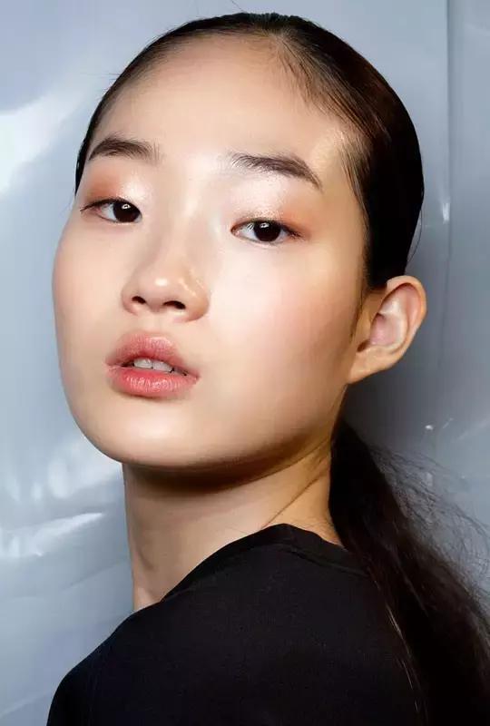 怎么才可以把眼影画的那么好看呢,今年流行的眼影这样画美丽不挑人