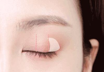 怎么才可以把眼影画的那么好看呢,今年流行的眼影这样画美丽不挑人