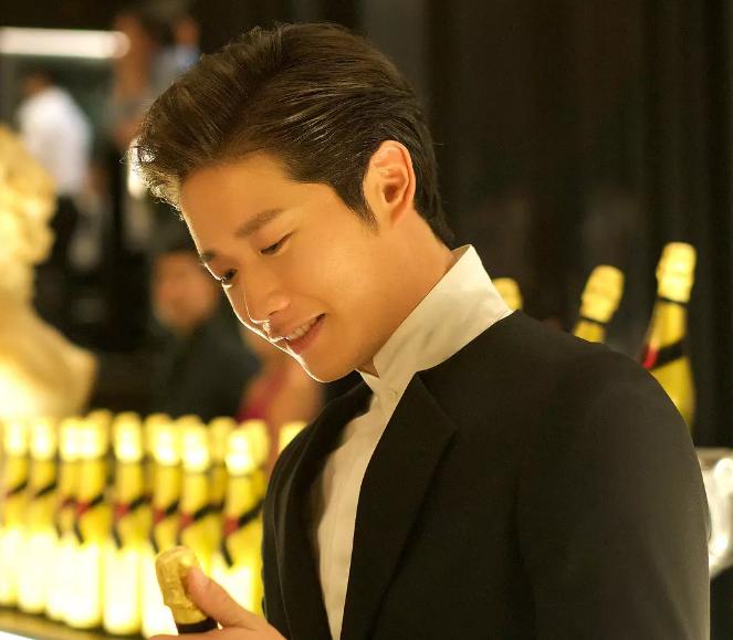 本是去新剧看黄景瑜脱衣有肉，却被一票高颜值小姐姐小哥哥圈粉