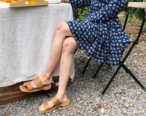 凉鞋应该买大一号还是买小一码,凉鞋应该买大还是买小