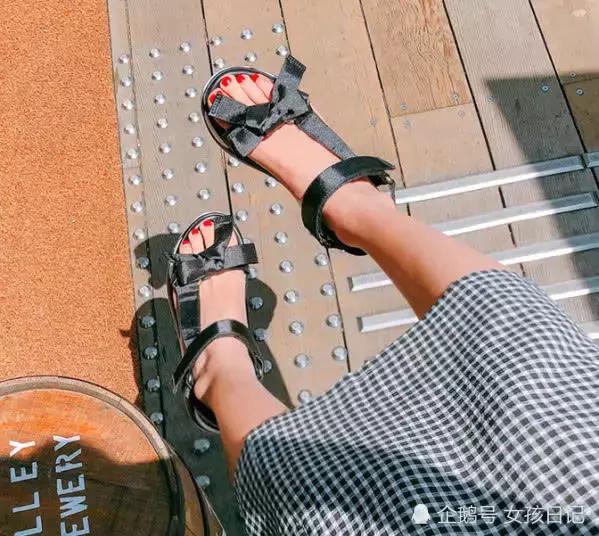 凉鞋应该买大一号还是买小一码,凉鞋应该买大还是买小