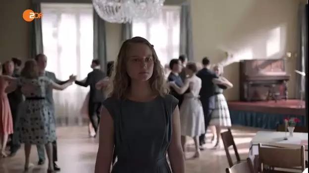 退学、强奸、自杀、恋爱、未婚生子……她遭遇了种种不幸