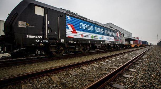 荷兰居然有辆车，每周往返中国至少3次？说走就走不是梦了？