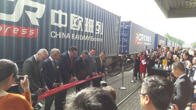 荷兰居然有辆车，每周往返中国至少3次？说走就走不是梦了？