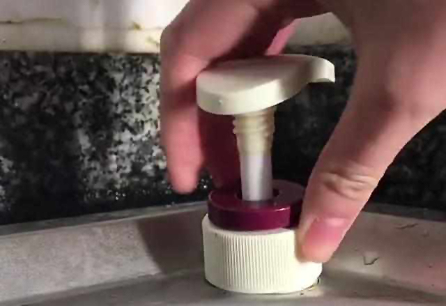 水槽这里原来有个洞生活小妙招,水槽上的这个小孔千万不要浪费了