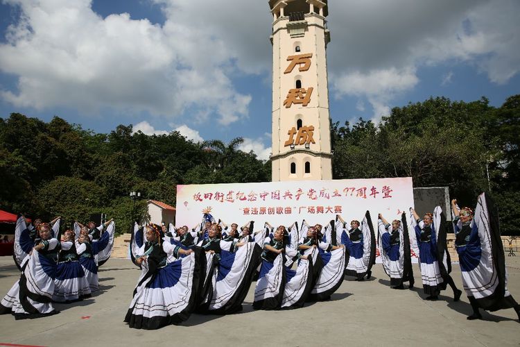 坂田街道举办“纪念中国*产党共**成立97周年”暨“查违原创歌曲”广场舞大赛