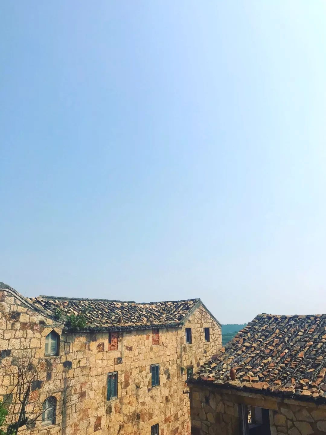 在浙江海边发现了一座欧式石头村落，它的美胜似五渔村，又像圣托里尼