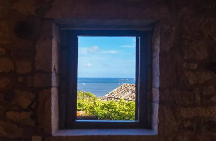 在浙江海边发现了一座欧式石头村落，它的美胜似五渔村，又像圣托里尼