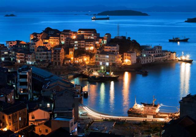 在浙江海边发现了一座欧式石头村落，它的美胜似五渔村，又像圣托里尼