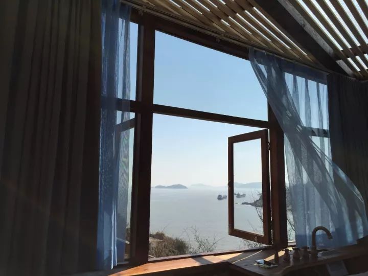 在浙江海边发现了一座欧式石头村落，它的美胜似五渔村，又像圣托里尼